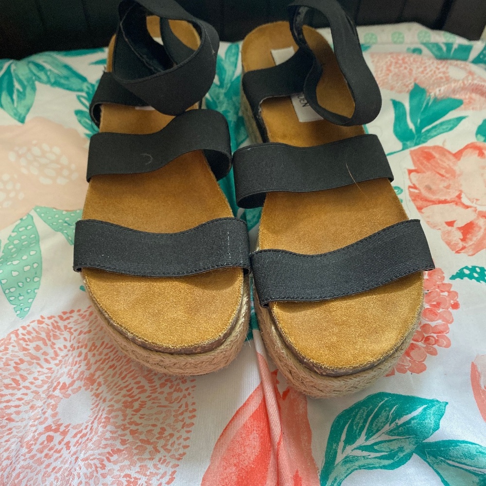 Steave Madden platform leather sole Black and Tan sandals